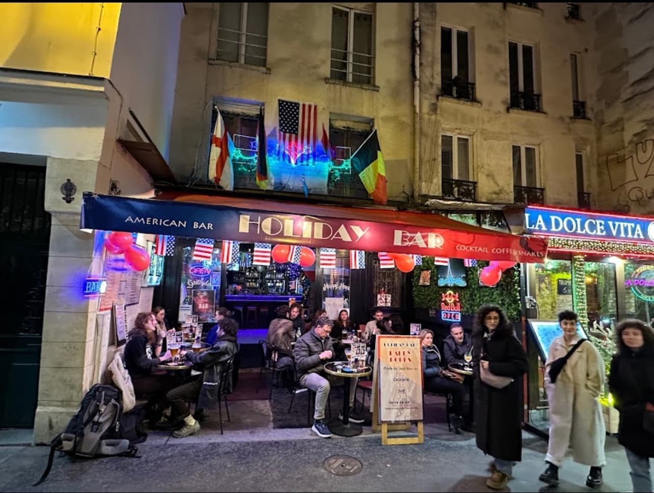 Le Holiday Bar